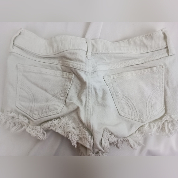 Hollister Women's Butterly White Distressed‎ Grunge Denim Booty Shorts (#1,379) - Picture 3 of 5